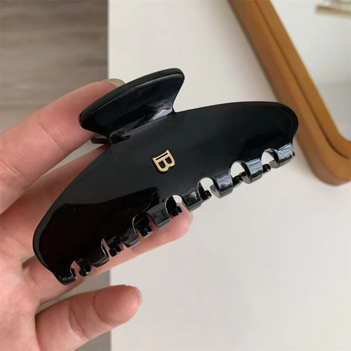 1pc Korean letter B arc grab clip high texture acetate hair clip sweet and versatile hair shark clip hair accessories-5