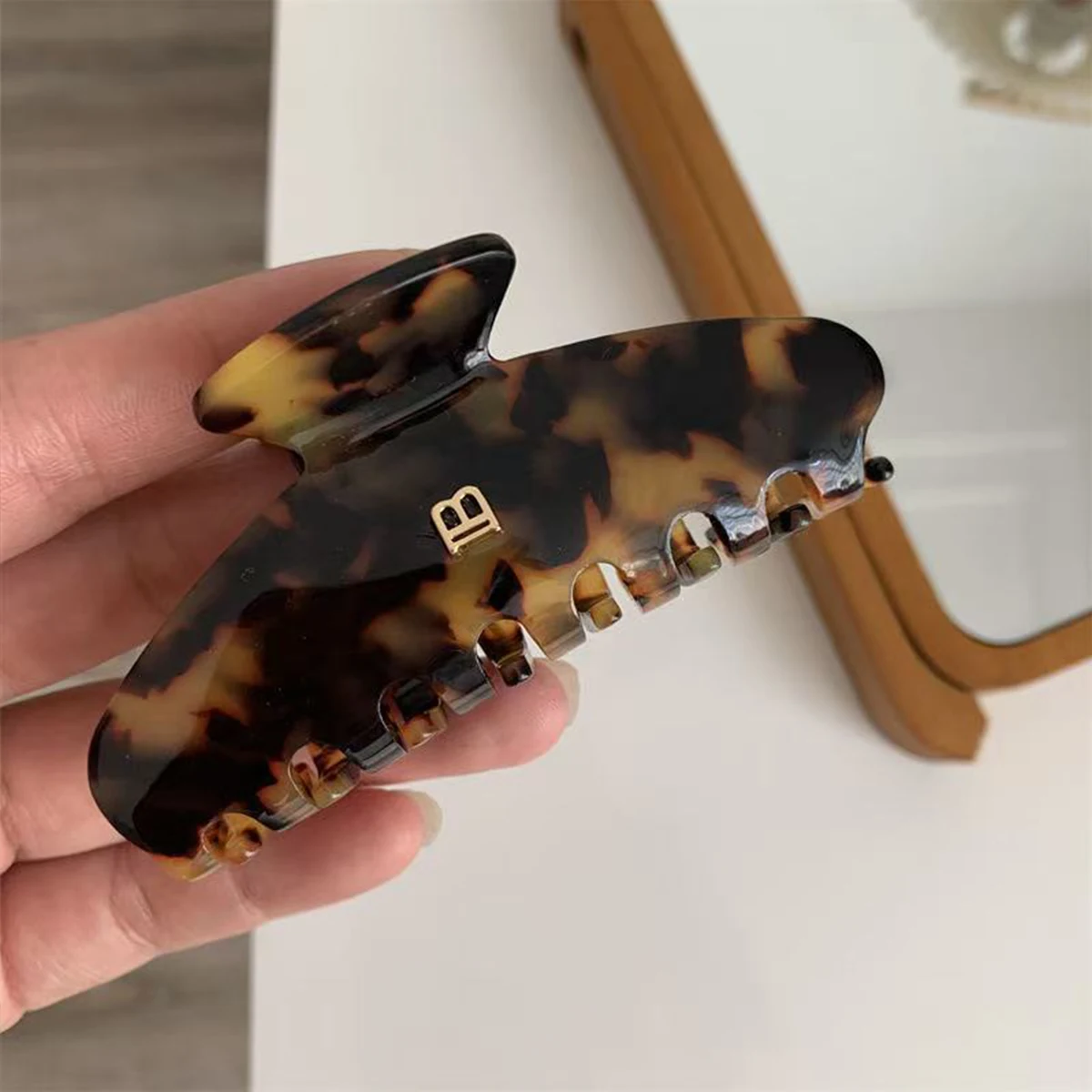 1pc Korean letter B arc grab clip high texture acetate hair clip sweet and versatile hair shark clip hair accessories-4
